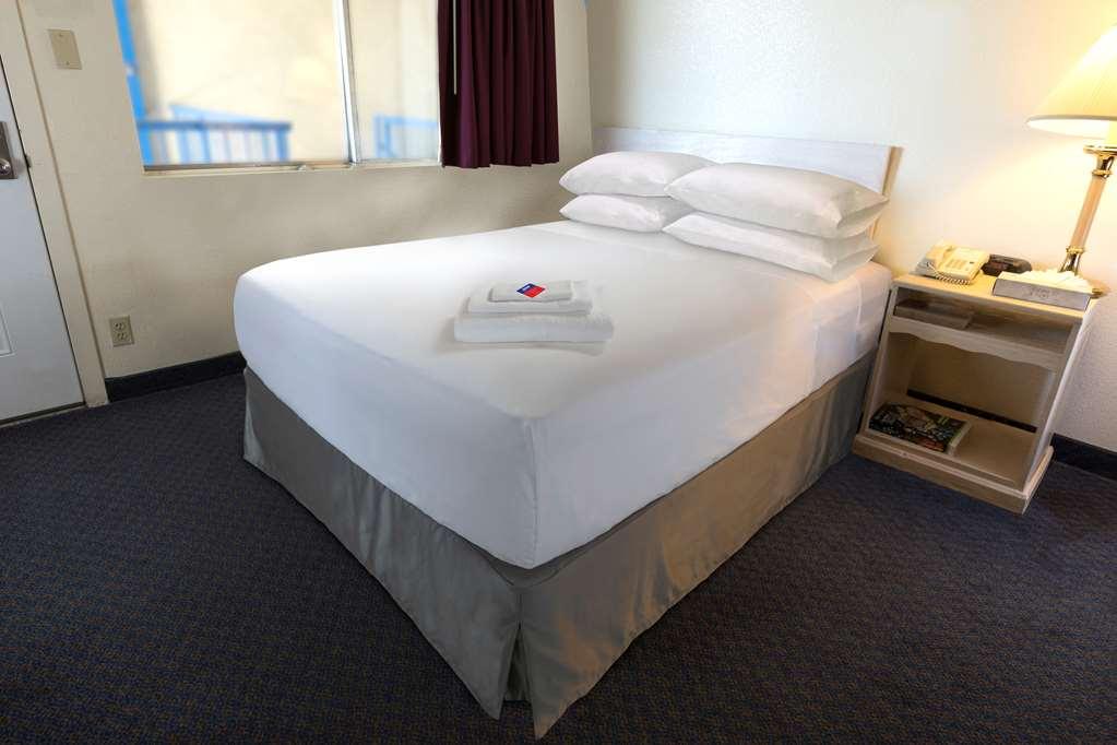 Americas Best Value Inn Story City Room photo